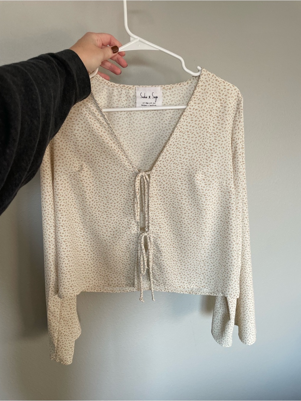 Sadie & Sage Cream Ditsy Tie-Front V-Neck Button Down Top